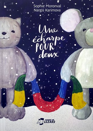 Couverture de l’album « Une écharpe pour deux » — un chat et une souris en peluche partagent une longue écharpe tricotée sous un ciel étoilé